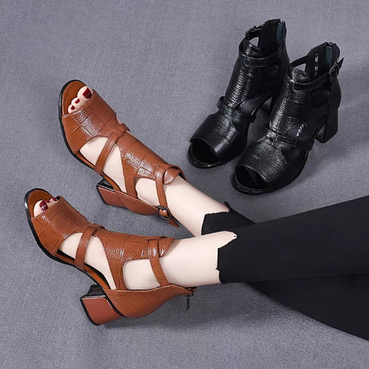 👡【Velikosti 35-40】Novi stil 2026 Mehki usnjeni rimski sandali z ribjim podplatom, odprtim prstom in debelo peto