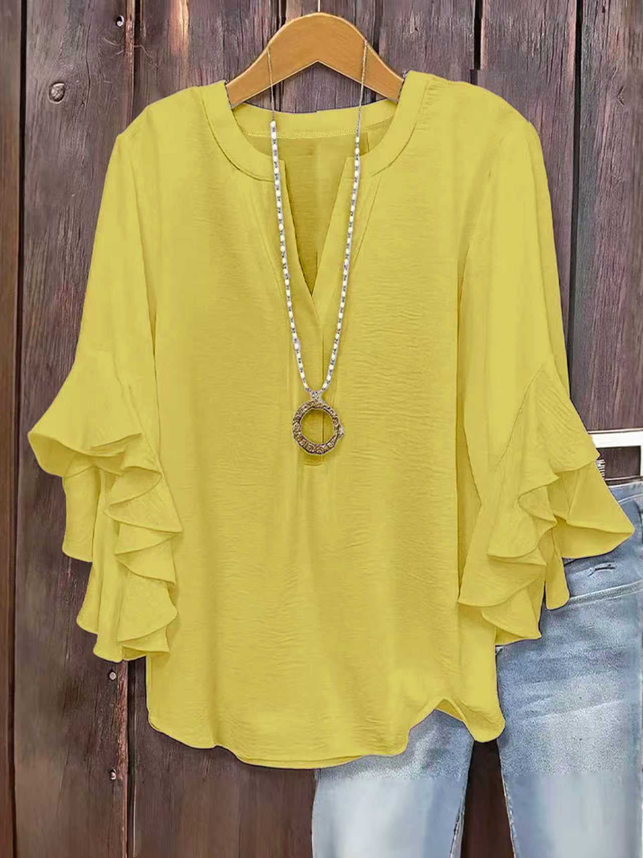 Ženska bluza z V-izrezom in volančki - Plus Size