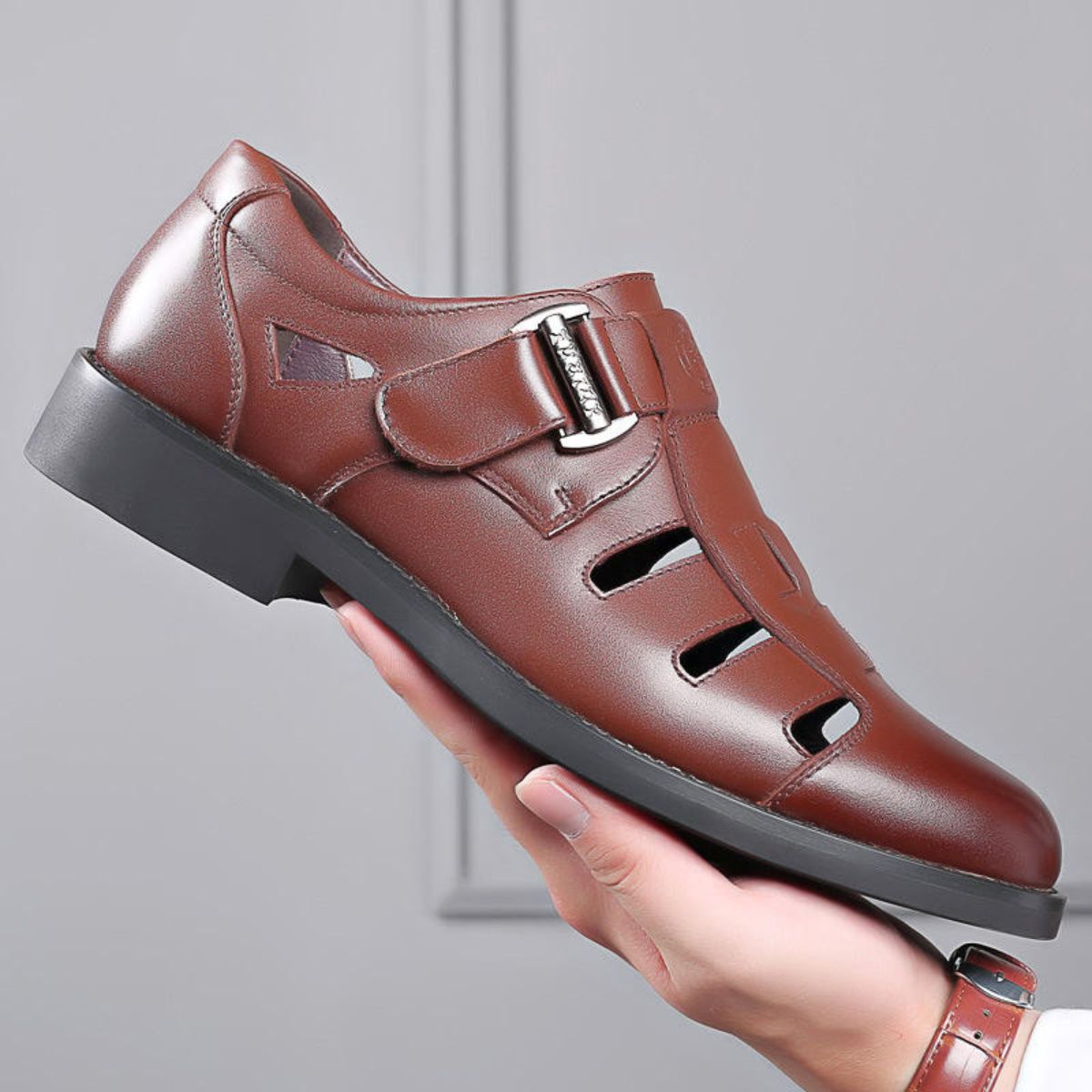 👞  Nyári férfi bőr szandál puha, légáteresztő alsó lyukas bőrcipő lábujjtáska bőrcipő