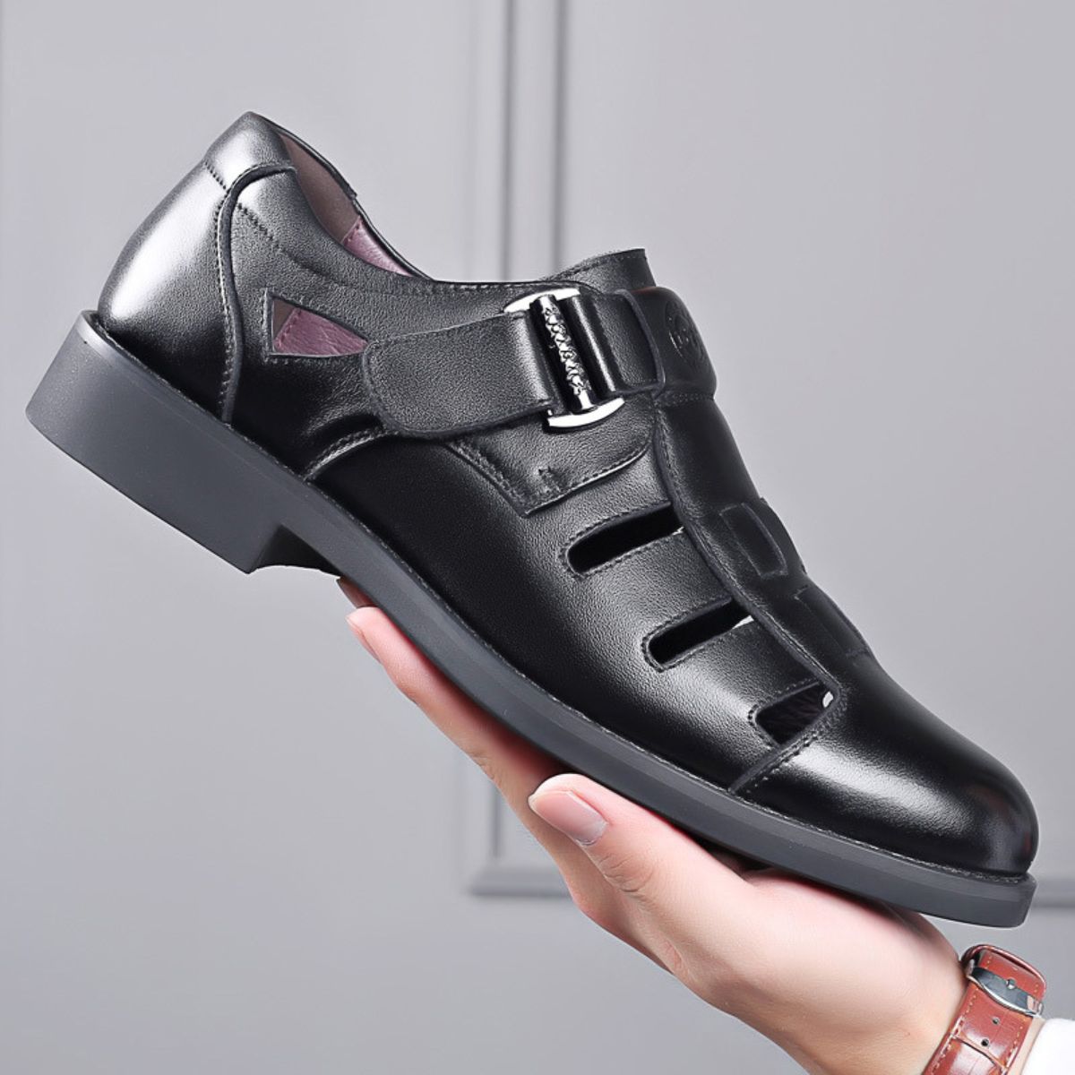 👞  Nyári férfi bőr szandál puha, légáteresztő alsó lyukas bőrcipő lábujjtáska bőrcipő