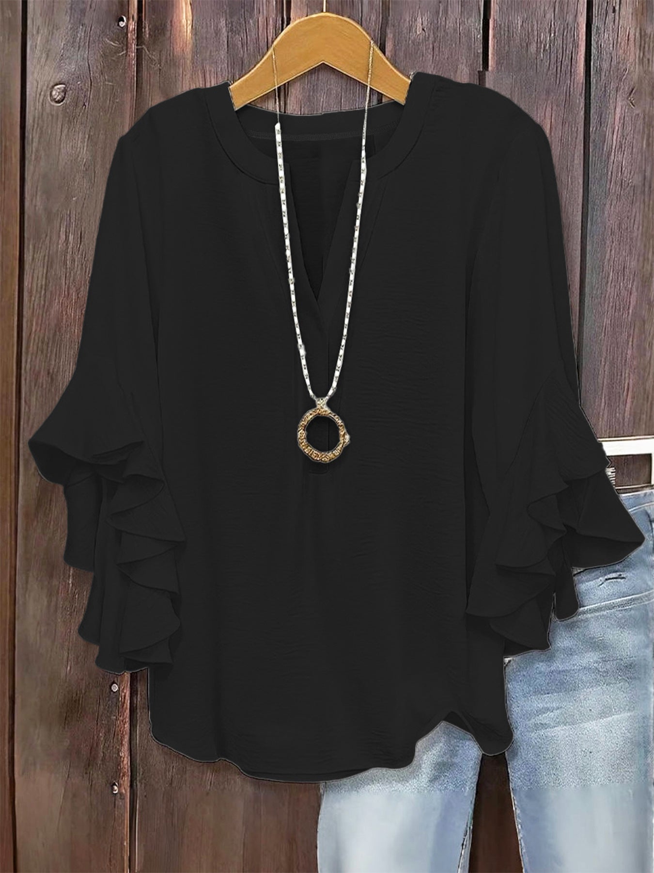 Ženska bluza z V-izrezom in volančki - Plus Size