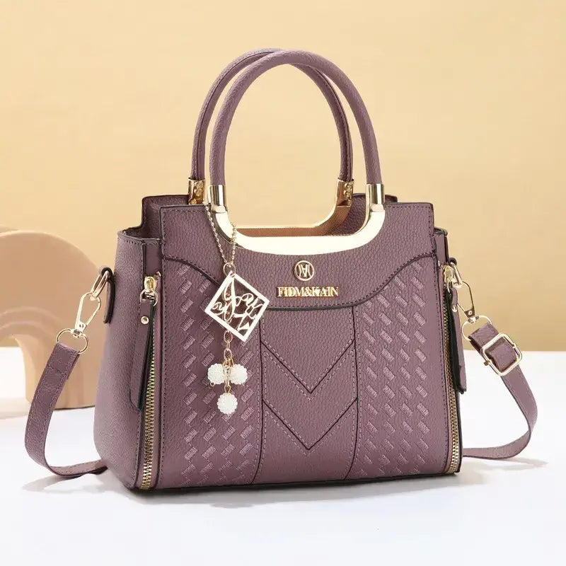 👜👜Női válltáska V-alakú varrással, arany szerelékekkel, több rekesszel és felső fogantyúval.